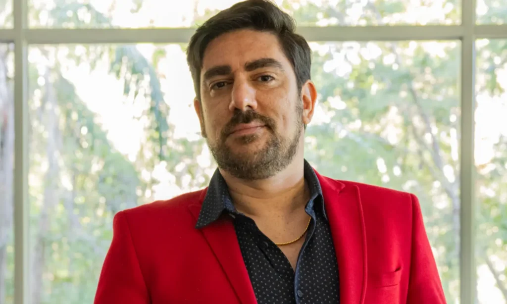 Marcelo Adnet abandona a zona de conforto e encara drama em “Jogada de Risco”